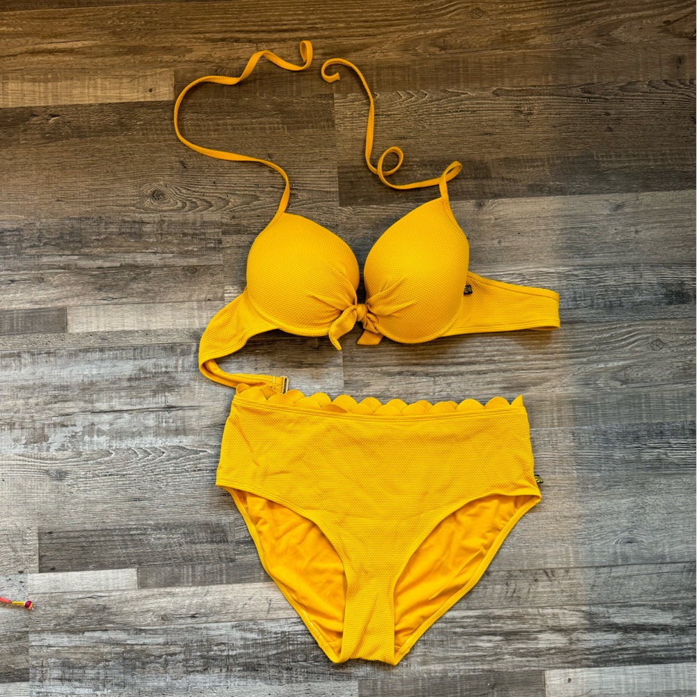 la vie en rose yellow “popcorn” texture bikini with scalloped bottoms, size L